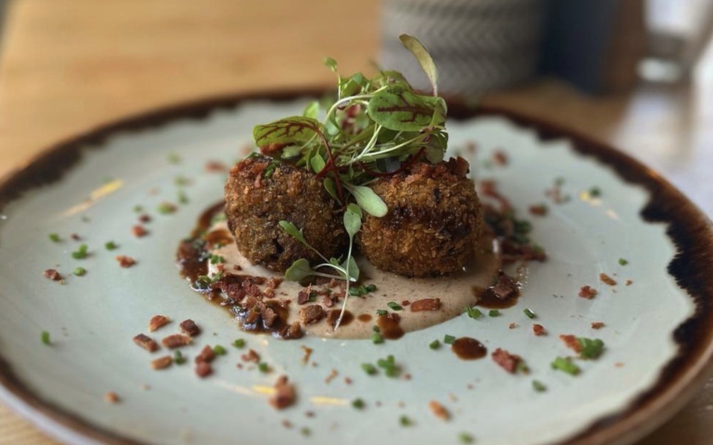 Keep an eye out for our new winter menu! Here’s a new starter… Beef Cheek Bon Bons - Served with a gravy mayo, bacon crumb and chives. #WinterMenu #NewStarter