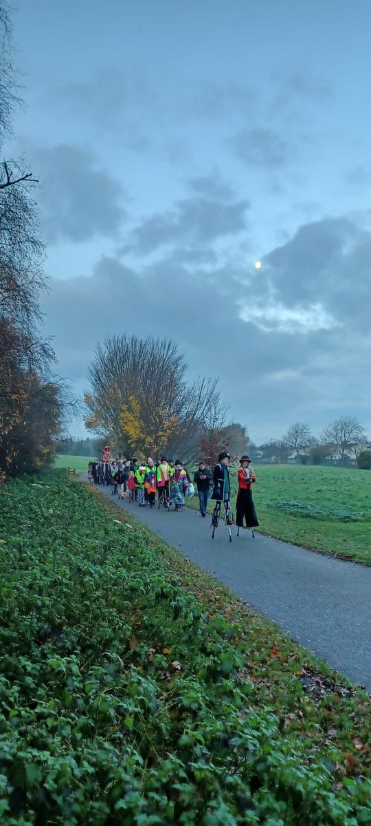 Joyous scenes at RVETNS this morning for the launch of our Walking Bus through Tymon Park. Huge thanks to Doulab for Circus and Dance. A lovely start to the day, and less congestion at the gates of the school! isacs.ie/members/doulab… @pam_kearns <a href="/GreenSchoolsIre/">Green-Schools</a>