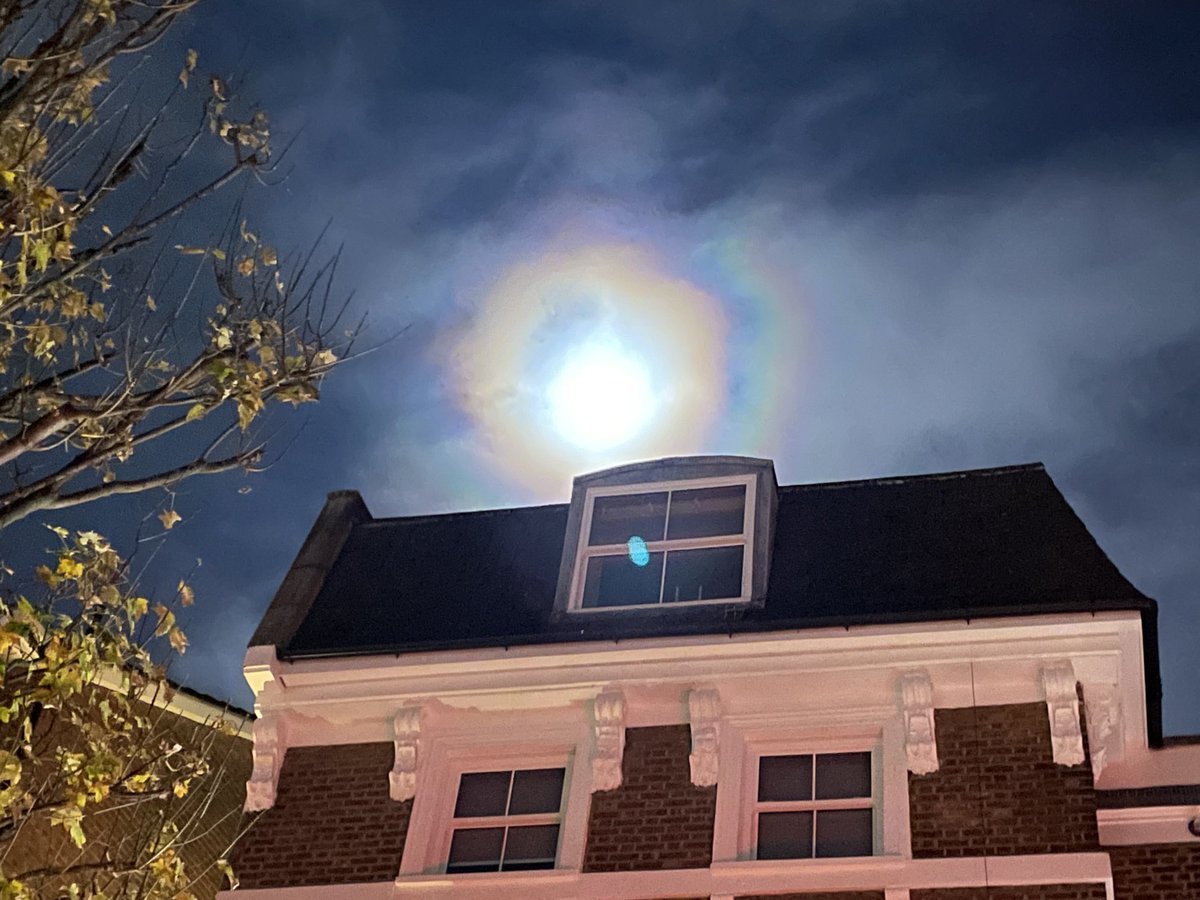 Beautiful halo moon over #Charlton #SE7 last night on our way home from #TheValley #cafc 🌈