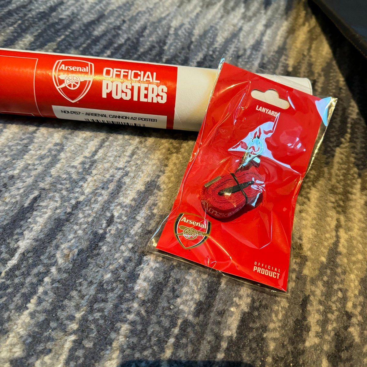 🎁 ARSENAL GIVEAWAY 🔴 Ada 1 Lanyard dan 1 Poster Official Arsenal untuk 2 orang beruntung! Syarat: - Follow @brandonsalim - RT dan Like post ini - Pemenang akan diundi secara acak Siapa hoki dia yang dapat 🥰