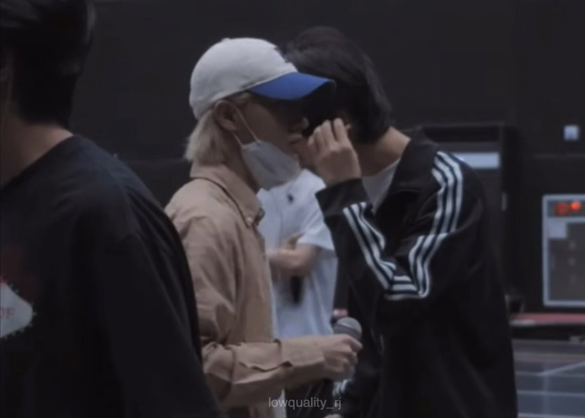 (형아…) (?)                   (인이어 좀…)(??)
뾱➰                              (ㅎㅎ…)