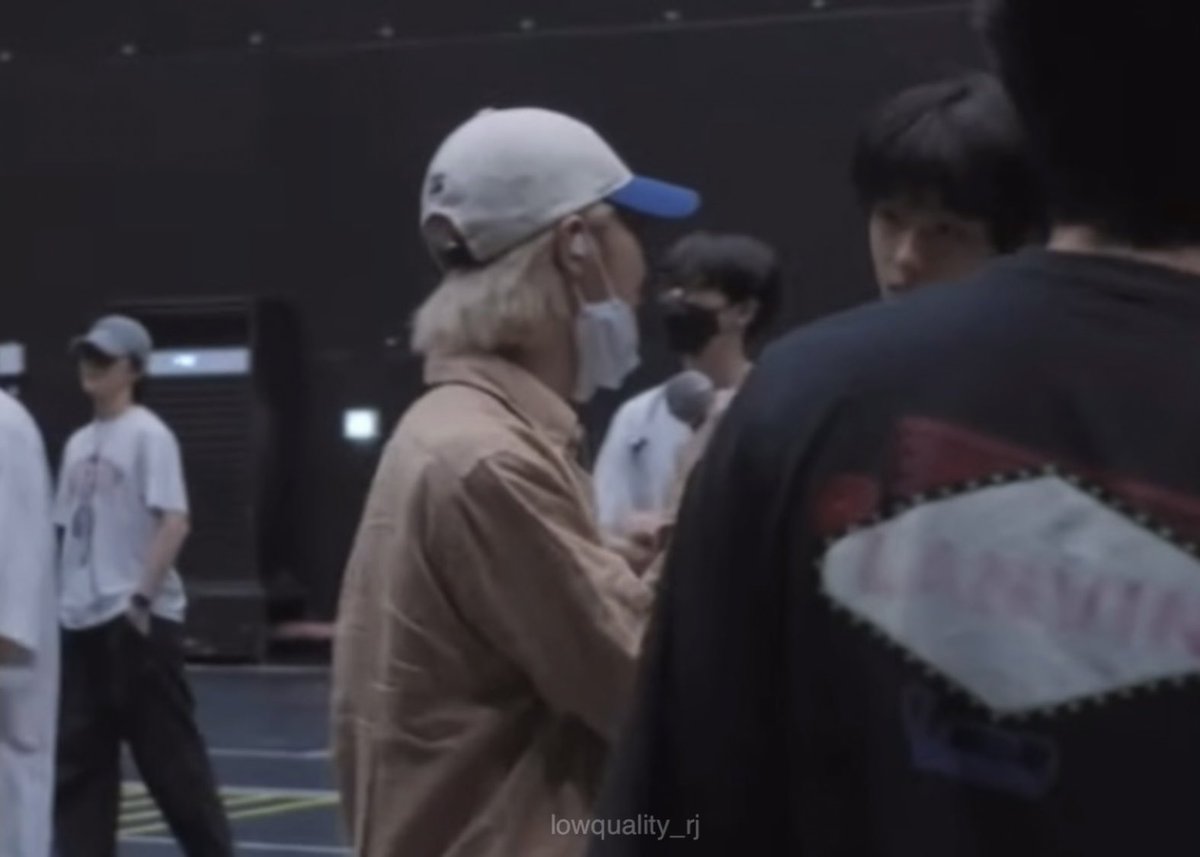 lowquality_rj's tweet photo. (형아…) (?)                   (인이어 좀…)(??)
뾱➰                              (ㅎㅎ…) https://t.co/NON5o29vPm