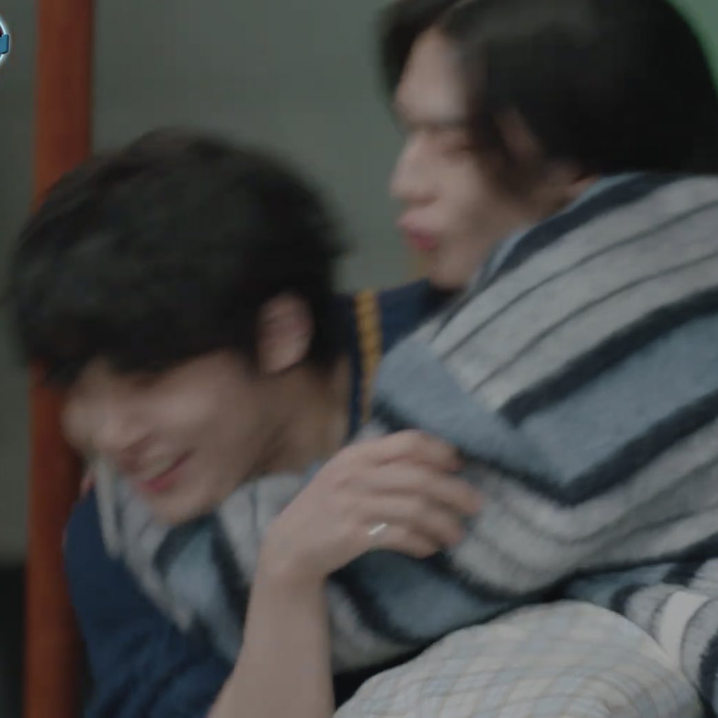 это чонин                         это хенджин 
он любит                             он тоже 
свое личное                     любит личное 
пространство                 пространство 
                                                 чонина