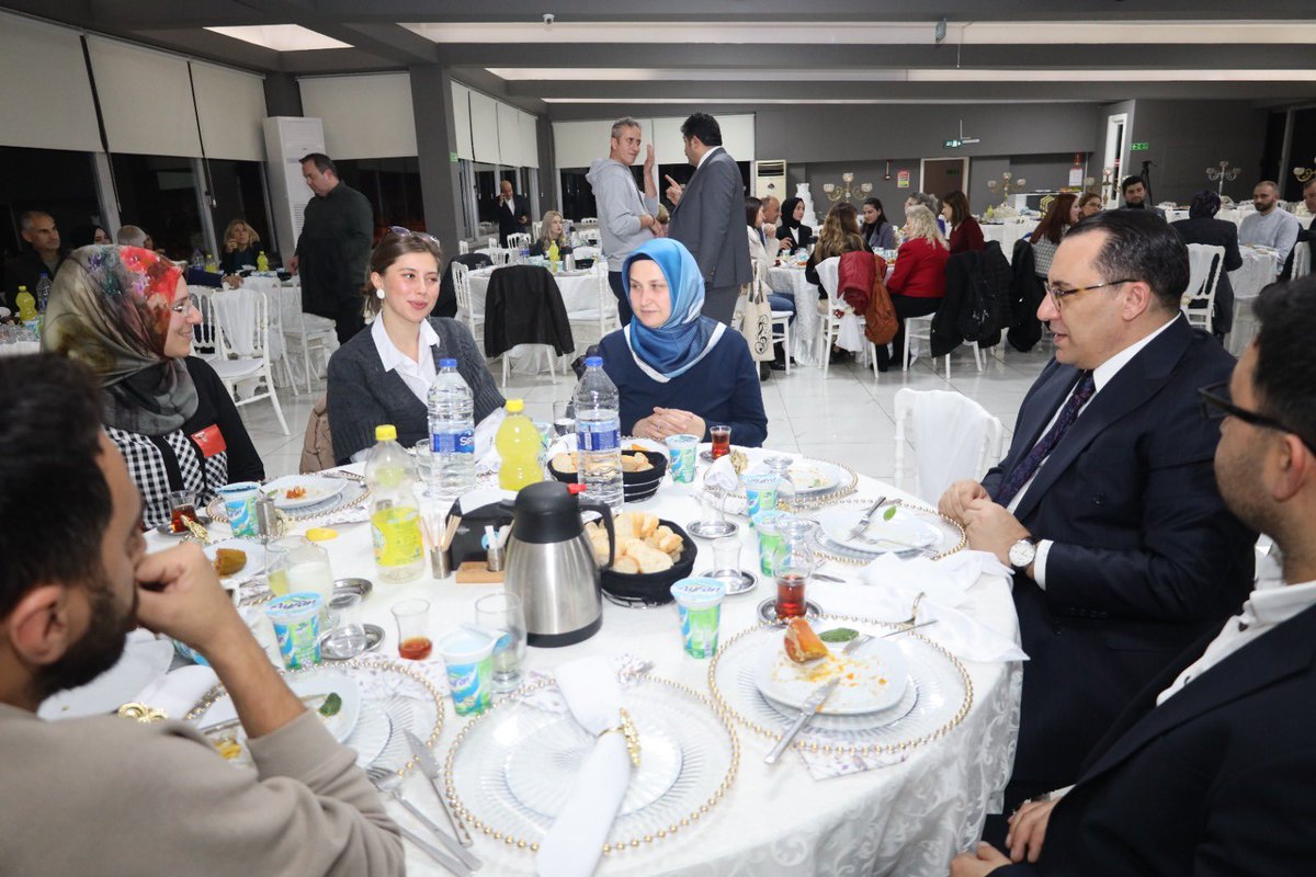 SisliKaymakam's tweet photo. Kaymakamımız Ahmet Gazi Kaya, İlçe Milli Eğitim Müdürü Sevgi Yücel ve şube müdürleri ile birlikte, öğretmenler günü münasebetiyle ilçemizde görev yapan okul yöneticilerimiz ve öğretmenlerimizle Şişli Öğretmenevi’nde düzenlenen yemek programında bir araya geldi. https://t.co/RbbHQDbQXX