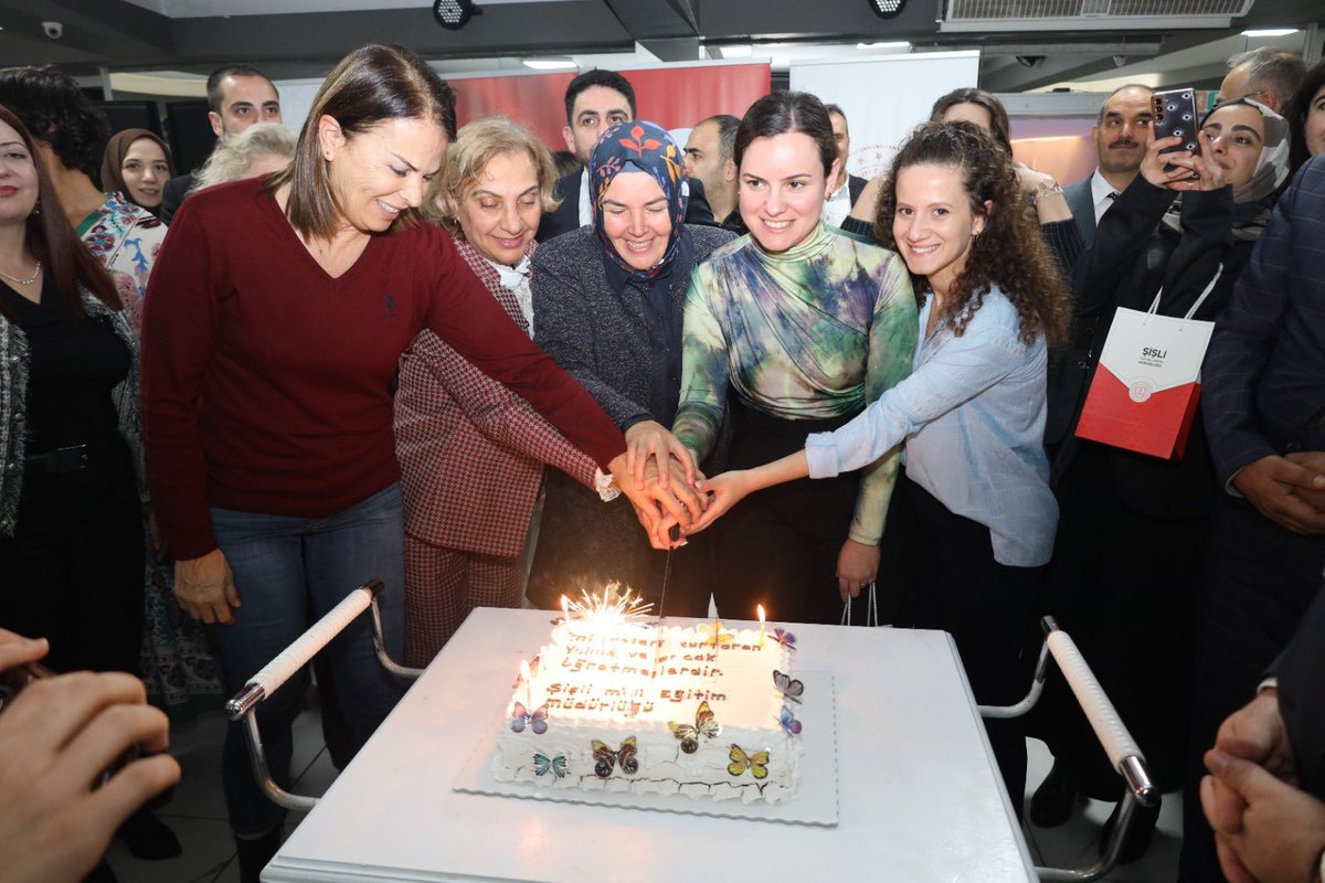 SisliKaymakam's tweet photo. Kaymakamımız Ahmet Gazi Kaya, İlçe Milli Eğitim Müdürü Sevgi Yücel ve şube müdürleri ile birlikte, öğretmenler günü münasebetiyle ilçemizde görev yapan okul yöneticilerimiz ve öğretmenlerimizle Şişli Öğretmenevi’nde düzenlenen yemek programında bir araya geldi. https://t.co/RbbHQDbQXX