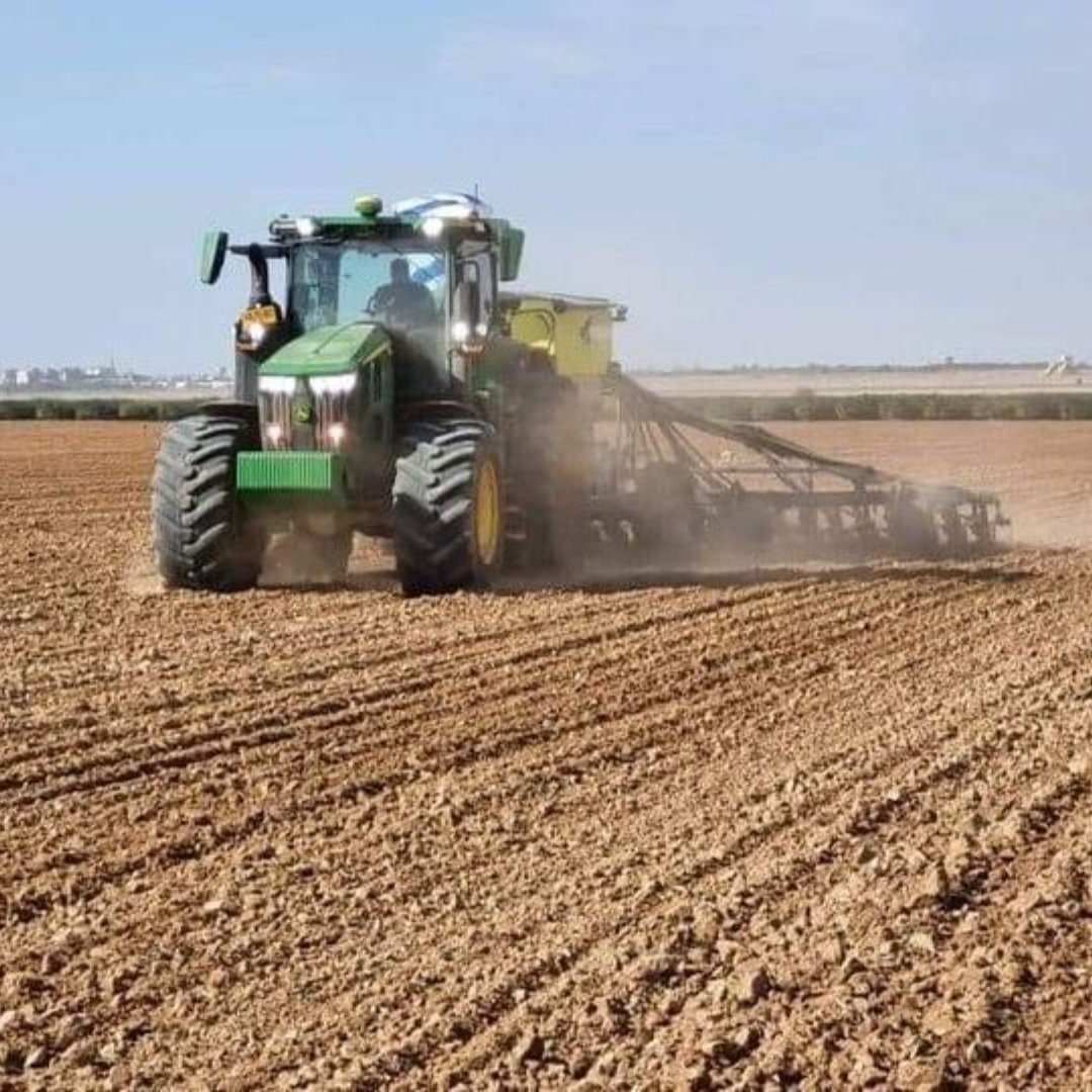 Bom dia! Boker Tov! ☀️
Voltando a semear trigo nos campos dos kibutz do Negev. 🎋
Semeamos em lágrimas, e este ano também colheremos em lágrimas.
Mas também com esperança e fé.
Estaremos aqui, na nossa terra – para florescer, semear, colher, construir e reconstruir. 💙🇮🇱