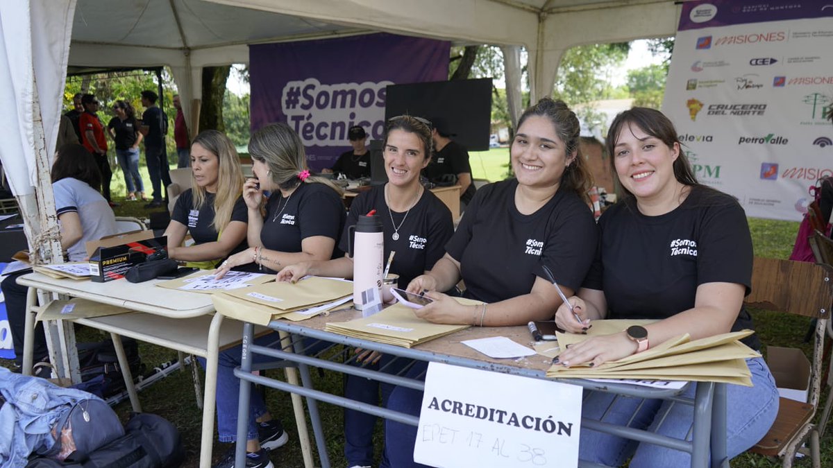Acreditaciones en la #FiestaETP de la mano del equipo de la Subsecretaría de ETP 

#SomosTecnica