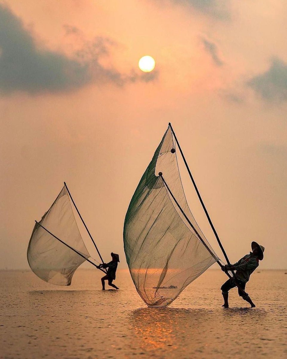 Asian Fishermen Harmony 🎣 🌄  by Tran Tuan
#vietnam #visitasia #travel #fishermen #fishing