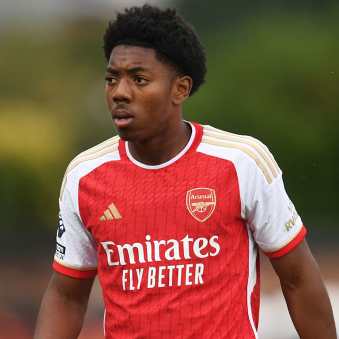 アーセナルU-21所属の守備的MF、ルイス・スケリー（17）が