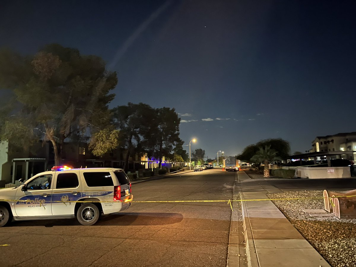JamieABC15's tweet image. Phoenix PD says a teenage boy was shot and killed at this apartment complex in south Phoenix last night. 

This is the second teen killed in the valley in less than 24 hours. Pinal County officials say a 17-yr-old was shot 
&amp;amp; killed in a separate incident in San Tan Valley #abc15