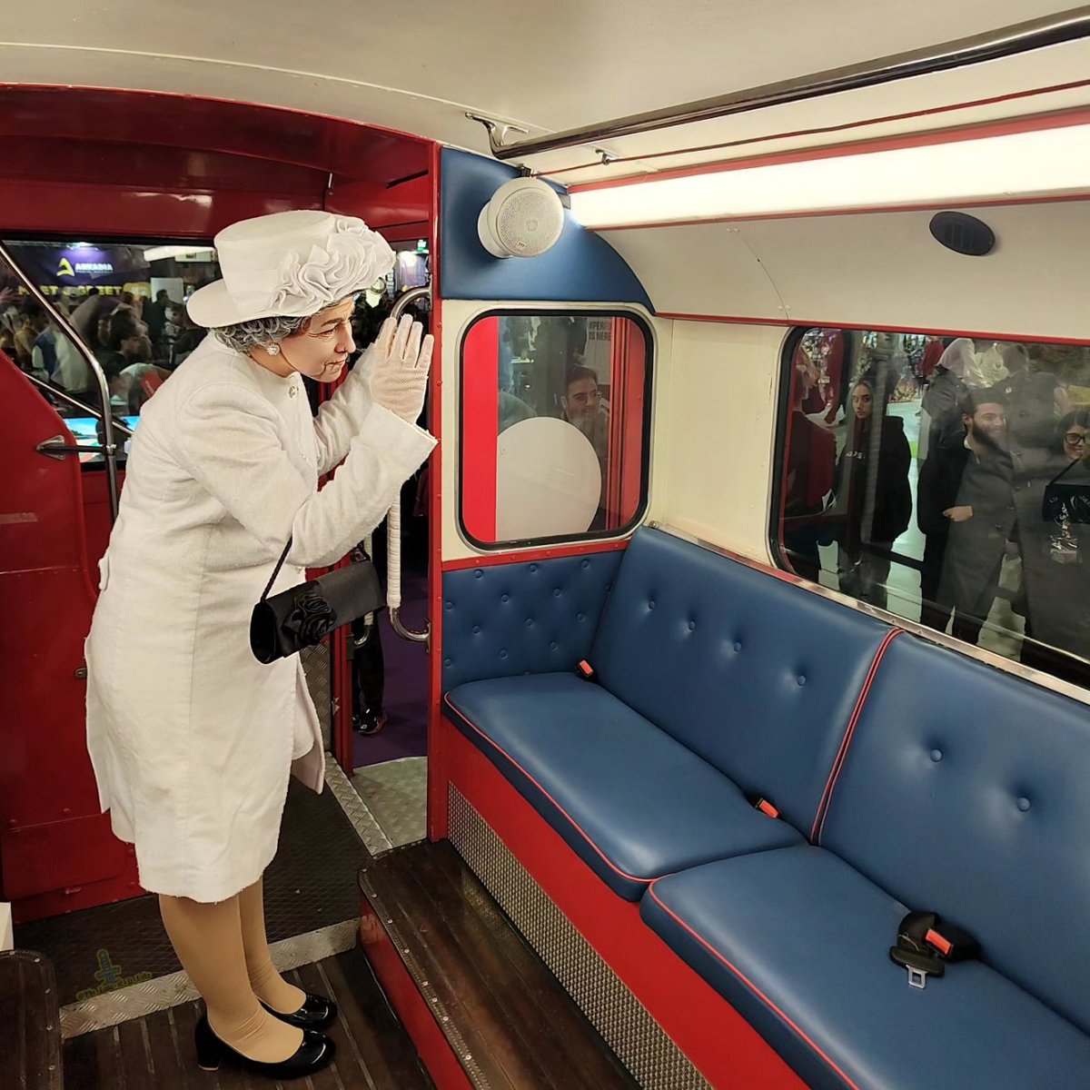 TheLadyofDLake's tweet photo. My Games Week as Queen Elizabeth II 👑
#Milan #comics #QueenElizabethII #cosplay #cosplayergirl https://t.co/r6jHeQkKW7