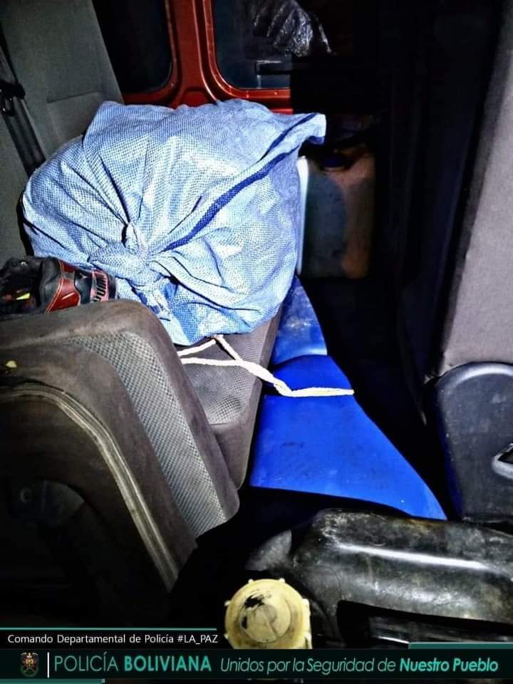 #deÚltimo:
Controles de la policía interceptan un minibús cuyo contenido interior trasladaba más de 400 litros de diésel destinado al contrabando
Se tiene un arrestado de nombre Edwar R. M de 35 años de edad
De manera inmediata fue remito a la FELCC
Vía: Policía Dptal. La Paz