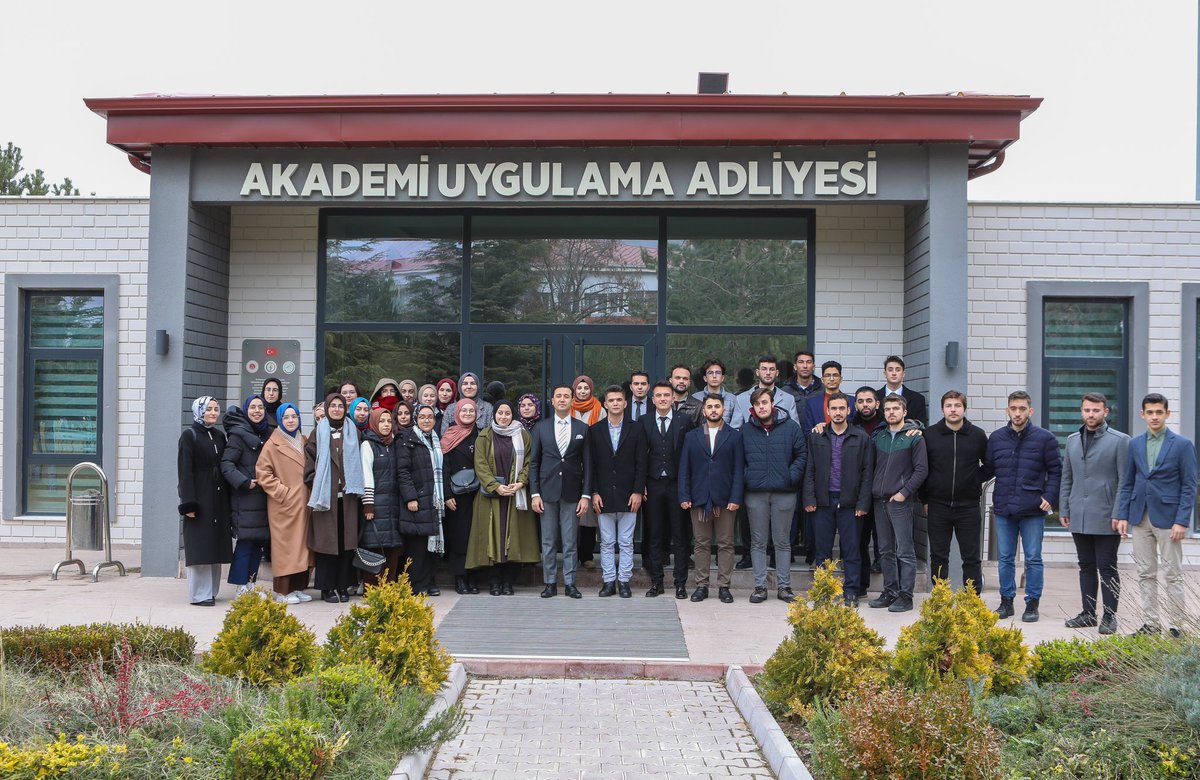 AdaletAkademisi's tweet photo. İstanbul Üniversitesi Hukuk Fakültesi öğrencileri, Türkiye Adalet Akademisini ziyaret ederek Akademinin eğitim faaliyetleri ve hâkimlik-savcılık mesleği ile ilgili bilgi aldı. https://t.co/5O2TGCEiwb