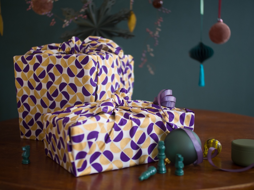 Our design Gold Moons with half moons in plum and gold, this FabRap is a timeless and elegant furoshiki that will impress at any occasion - from anniversary to Christmas. ⁠
⁠
#FabRap #furoshiki #furoshikiwrap #fabricgiftwrap #giftwrapping #wrappinghacks