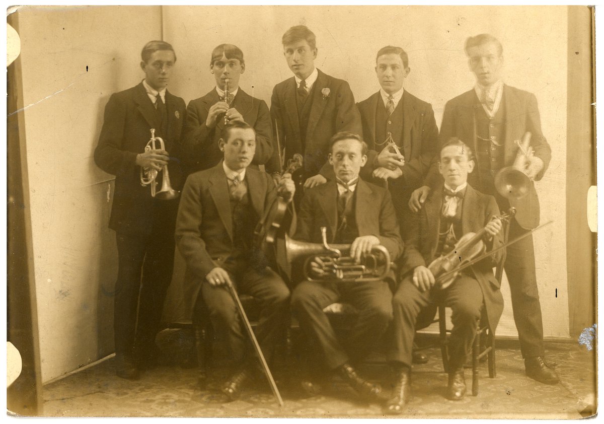 TheStoryDurham's tweet photo. Join our #DurhamDigitalDetectives by helping us identify a photo from our collection. Do you recognise anyone from this unidentified group of musicians? (c.1930)
Please RT to spread the word #HistoryMystery π΅οΈ https://t.co/EN7qQV79tO