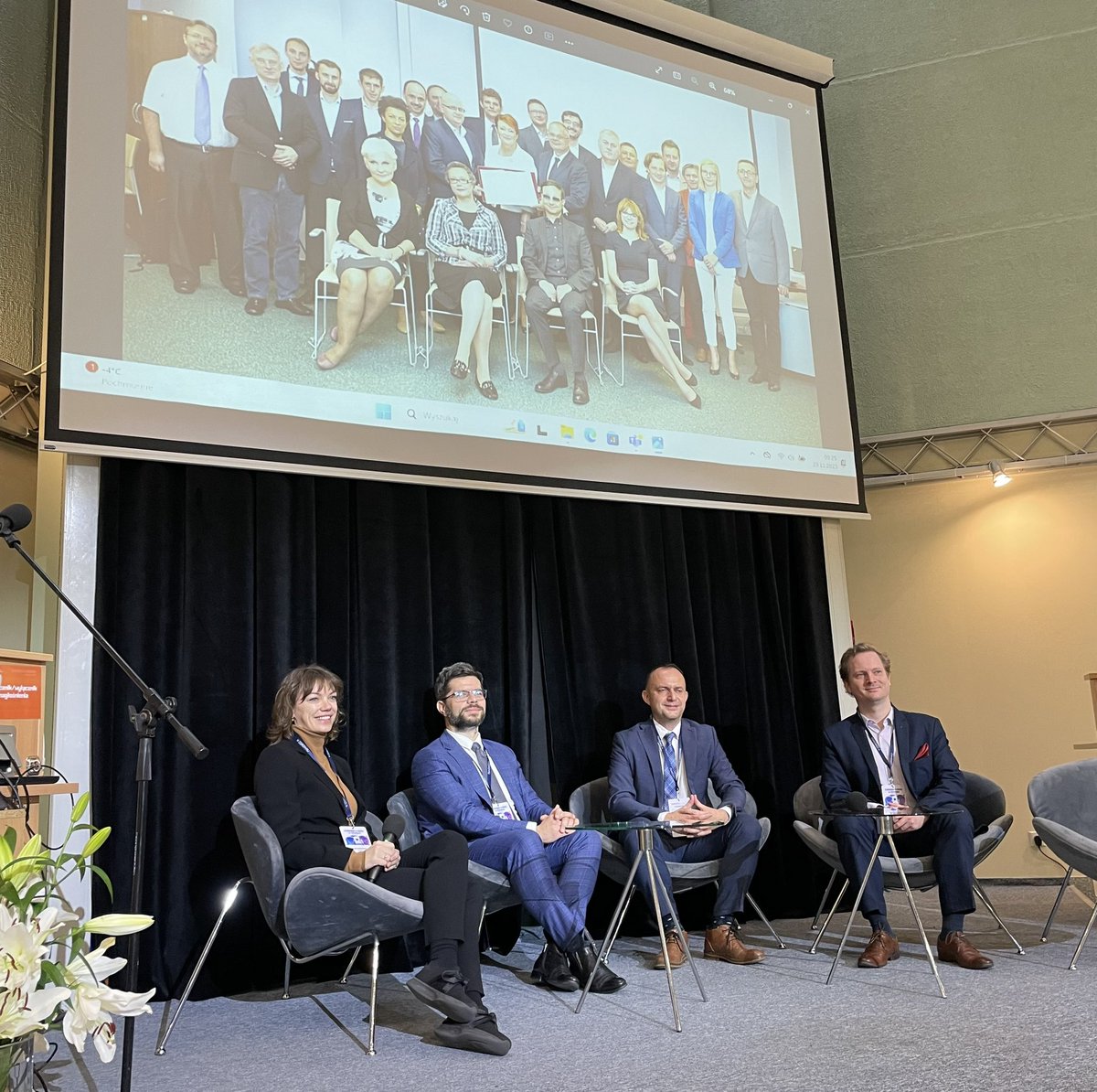 Pierwszy w UE Kodeks Branżowy RODO dla ochrony zdrowia obejmujący placówki publiczne będzie zatwierdzony! W załączeniu oficjalne zdjęcie- dziś i w dniu rozpoczęcia prac nad kodeksem 😉 

gratulacje dla wszystkich zaangażowanych!