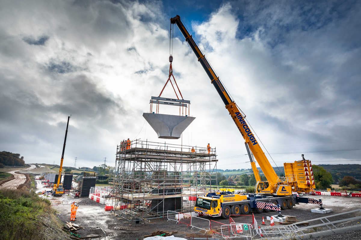 Assembly of the first nine piers for our Wendover Dean Viaduct is complete 📷. The piers are made up of hollow pre-cast concrete shells that are placed on top of each other and filled with concrete and steel reinforcing. Learn more: ow.ly/9gTu50Qae9S