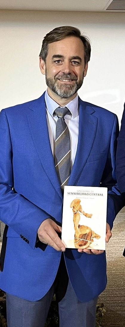 Acto de presentación del libro del Dr. Manuel Romero en #Cordoba. Entrevista coloquio a cargo de <a href="/RosanaGuiza/">Rosana Güiza Alcaide</a>; ya está a la venta en canales habituales de distribución y en internet. #fibromialgia #dolor #Sindromesensibilidadcentral #fatiga #sensibilidadquimicamultiple