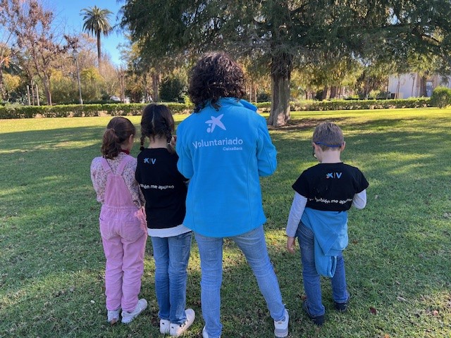 Celebramos el #DíaMundialDeLaInfancia 👶👧 con una jornada en el @AcuarioSevilla con niños y niñas en riesgo de exclusión social junto a @fundacionBalia y la asociación @ajmmaa, donde diferentes educadores y voluntarios colaboran por su futuro.