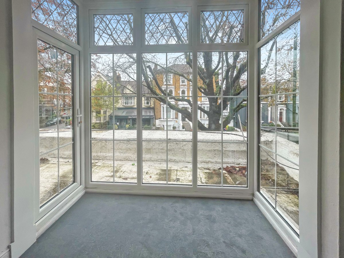 MajorSonPhipps's tweet photo. *MOVE IN BEFORE XMAS* Newly decorated &amp; carpetted 1st floor 1-bedroom flat in a fabulous location moments from Richmond's shops &amp; town centre. Light &amp; airy living room with feature window. Well presented &amp; immediately available for £1,425 pcm. Call 020 8940 2233 to book a viewing https://t.co/khzrrizA3Q