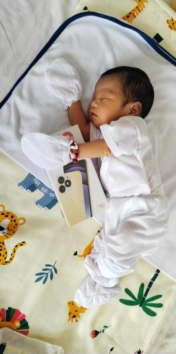 pharmasij02's tweet photo. Spoiled sa Tita 😁😁 bilan ntn agad ng cellphone! 😘😘 https://t.co/EgPyztfCWM