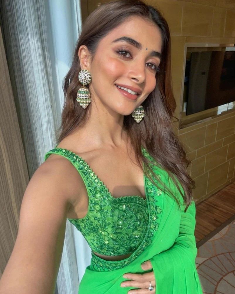 Leaving us green with envy, #PoojaHedge! 💚