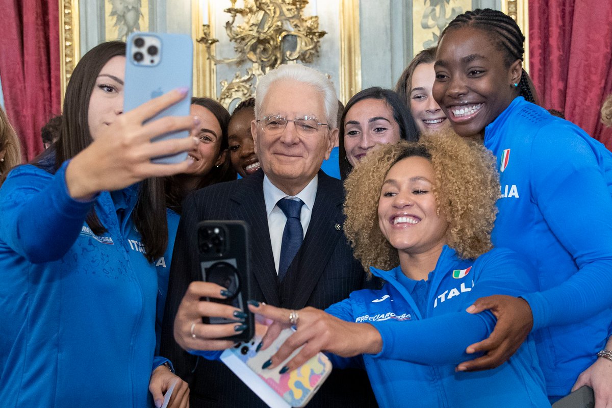 Un selfie con il Presidente.

Ricevute oggi al Quirinale le Nazionali di atletica leggera e pentathlon moderno.

L’omaggio alle istituzioni per sottolineare il valore dello sport e la gioia di condividere un momento davvero unico.

#ItaliaTeam <a href="/atleticaitalia/">Atletica Italiana</a> <a href="/Federpentathlon/">FIPM</a>