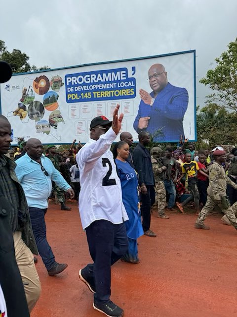 BukasaEmmanuel2's tweet image. #RDC🇨🇩: Sous une pluie battante, le candidat numéro 2⃣0⃣ Félix Tshisekedi est arrivé à #BUTA où une foule immense l'attendait malgré cette pluie. 

Merci BUTA pour avoir fait le choix de la consolidation des acquis. 

#VOTEZ20 @Fatshi20 .
