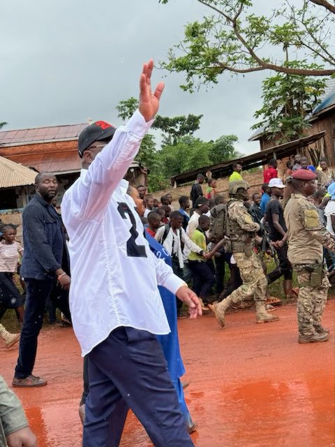 BukasaEmmanuel2's tweet image. #RDC🇨🇩: Sous une pluie battante, le candidat numéro 2⃣0⃣ Félix Tshisekedi est arrivé à #BUTA où une foule immense l'attendait malgré cette pluie. 

Merci BUTA pour avoir fait le choix de la consolidation des acquis. 

#VOTEZ20 @Fatshi20 .