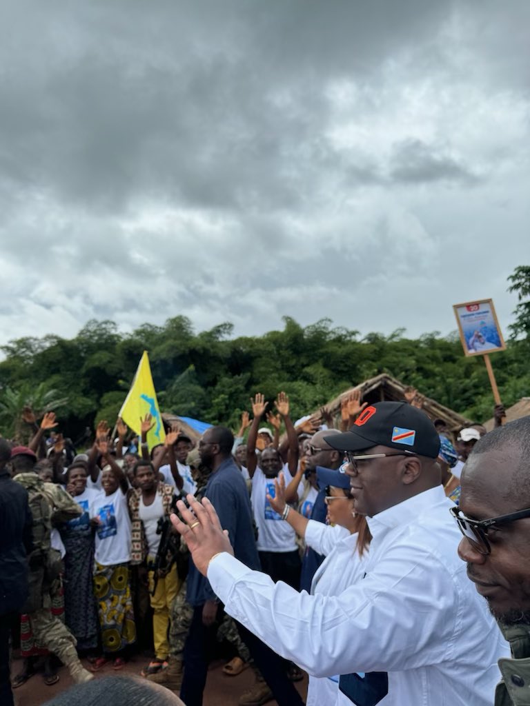 BukasaEmmanuel2's tweet image. #RDC🇨🇩: Sous une pluie battante, le candidat numéro 2⃣0⃣ Félix Tshisekedi est arrivé à #BUTA où une foule immense l'attendait malgré cette pluie. 

Merci BUTA pour avoir fait le choix de la consolidation des acquis. 

#VOTEZ20 @Fatshi20 .