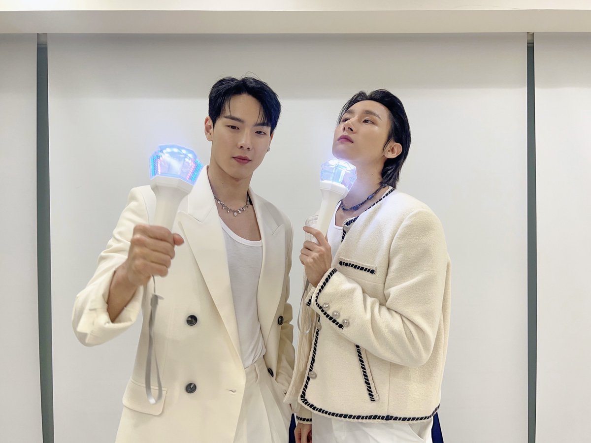 OfficialMONSTAX's tweet image. 📸
231129 #몬스타엑스 #셔누 #IM
OFFICIAL LIGHT STICK VER.3 LIVE 완료✨

새로워진 몬둥이를 봐🎶
몬스타엑스와 알아본 몬둥이! 즐거우셨나요?
새로운 응원봉을 들고 앞으로도 쭉~ 
몬스타엑스와 함께해요!🤙❤

#SHOWNU #아이엠
#MONSTA_X #MONSTAX 
#몬스타엑스 #MONSTAX #MONSTA_X…