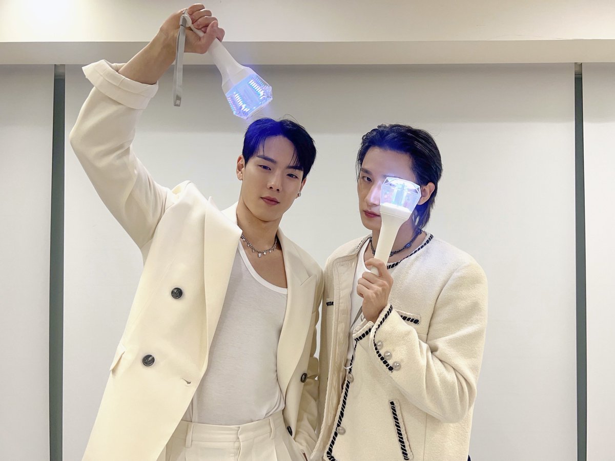 OfficialMONSTAX's tweet image. 📸
231129 #몬스타엑스 #셔누 #IM
OFFICIAL LIGHT STICK VER.3 LIVE 완료✨

새로워진 몬둥이를 봐🎶
몬스타엑스와 알아본 몬둥이! 즐거우셨나요?
새로운 응원봉을 들고 앞으로도 쭉~ 
몬스타엑스와 함께해요!🤙❤

#SHOWNU #아이엠
#MONSTA_X #MONSTAX 
#몬스타엑스 #MONSTAX #MONSTA_X…