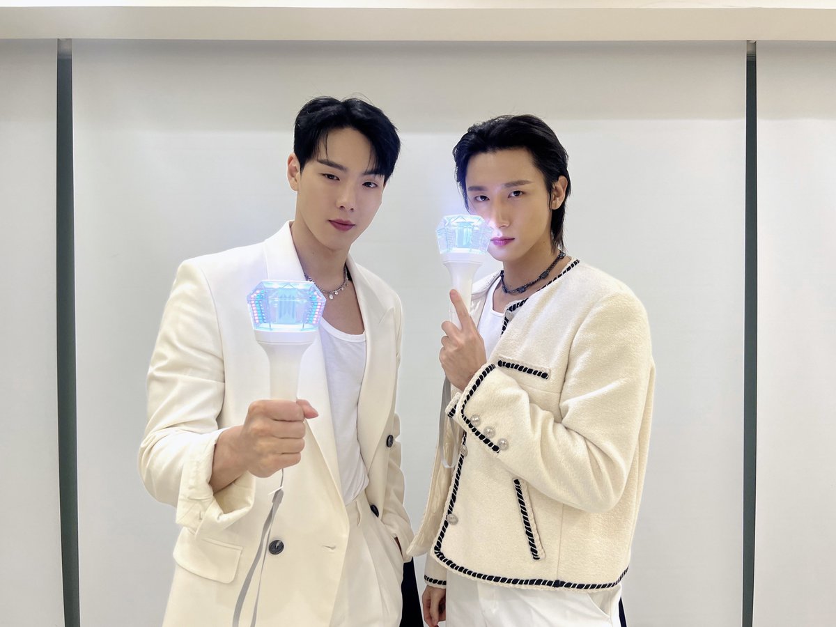 OfficialMONSTAX's tweet image. 📸
231129 #몬스타엑스 #셔누 #IM
OFFICIAL LIGHT STICK VER.3 LIVE 완료✨

새로워진 몬둥이를 봐🎶
몬스타엑스와 알아본 몬둥이! 즐거우셨나요?
새로운 응원봉을 들고 앞으로도 쭉~ 
몬스타엑스와 함께해요!🤙❤

#SHOWNU #아이엠
#MONSTA_X #MONSTAX 
#몬스타엑스 #MONSTAX #MONSTA_X…