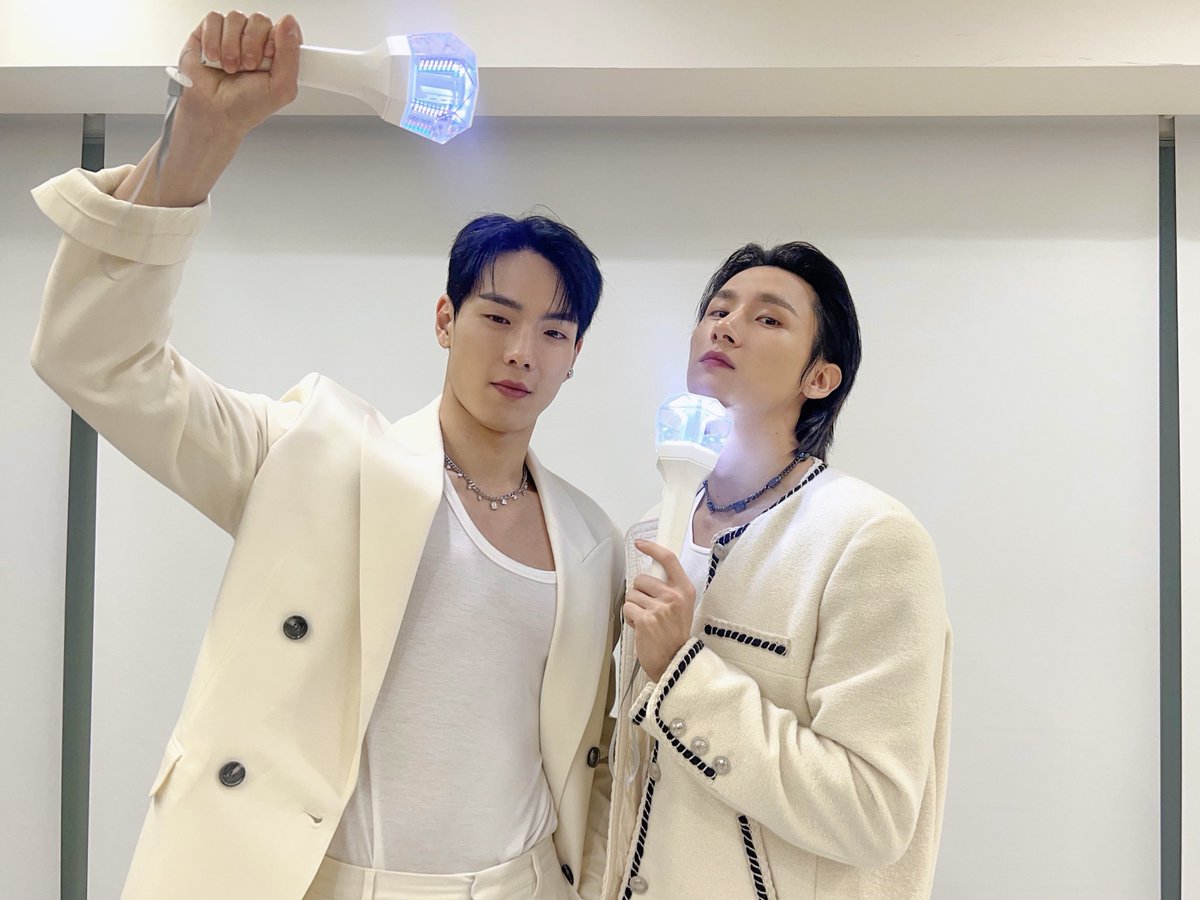 OfficialMONSTAX's tweet image. 📸
231129 #몬스타엑스 #셔누 #IM
OFFICIAL LIGHT STICK VER.3 LIVE 완료✨

새로워진 몬둥이를 봐🎶
몬스타엑스와 알아본 몬둥이! 즐거우셨나요?
새로운 응원봉을 들고 앞으로도 쭉~ 
몬스타엑스와 함께해요!🤙❤

#SHOWNU #아이엠
#MONSTA_X #MONSTAX 
#몬스타엑스 #MONSTAX #MONSTA_X…