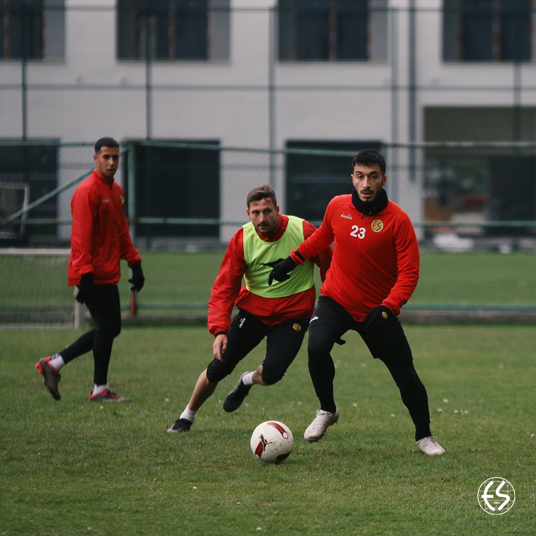 Eskisehirspor's tweet photo. Eskişehirspor'umuz, Alaplı Belediyespor maçının hazırlıklarına devam ediyor! 💪

#ESKvsALA https://t.co/mjvlkSX29d