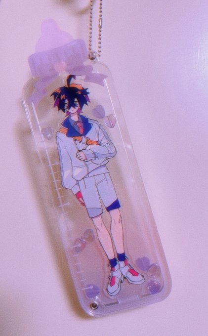 中のアクスタ入れ替えれるってあったから嬉々として買ったが大正解ではジャストサイズでよかった 