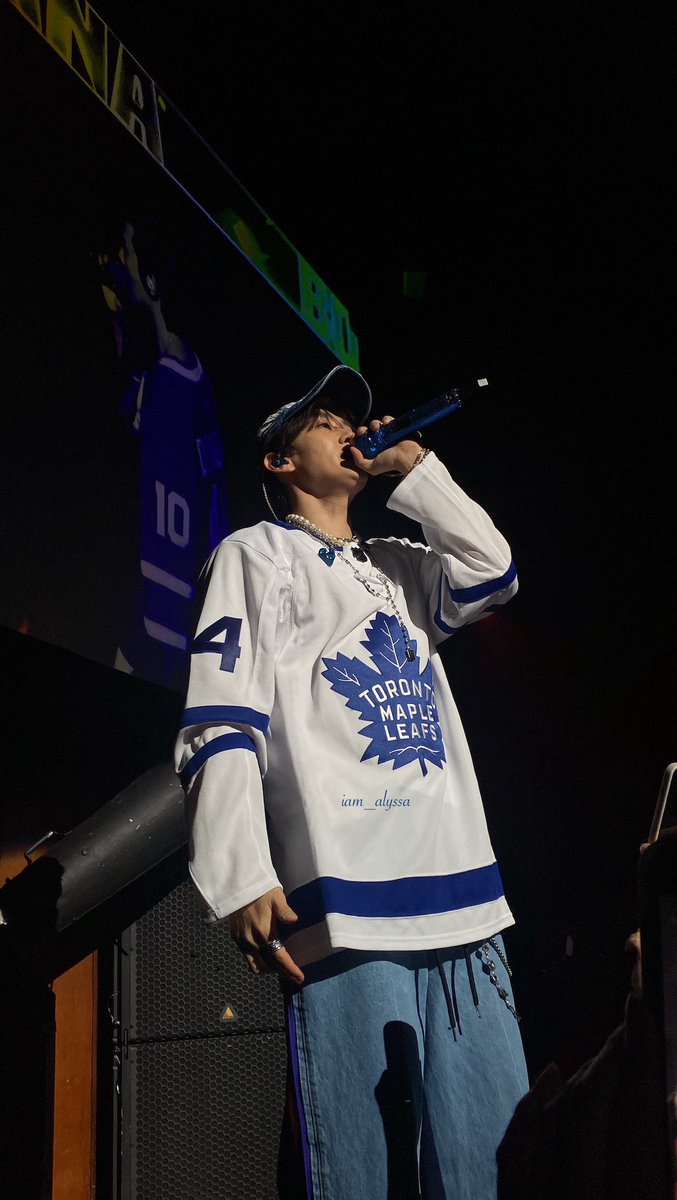 alternate_rants's tweet photo. Just immortalizing last night with what I call the highlight of my ELF life. After 14/15 years of being a fan, I saw them this  close. 💙 #DElight_Party_in_TORONTO #DElight_Party https://t.co/jwl8eHyxBd