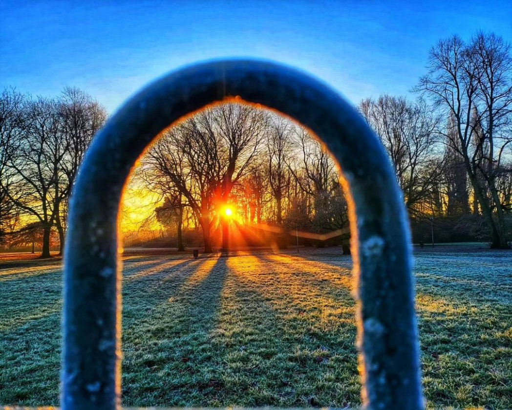 Topcat1701's tweet photo. Sunrise mornings with mix of mist and ice to start the day in a festive way. #Warrington #Cheshire #mistymornings #icy #sunrise #winter #FestiveSeason #shadows #nature https://t.co/wFWnZZHxm6