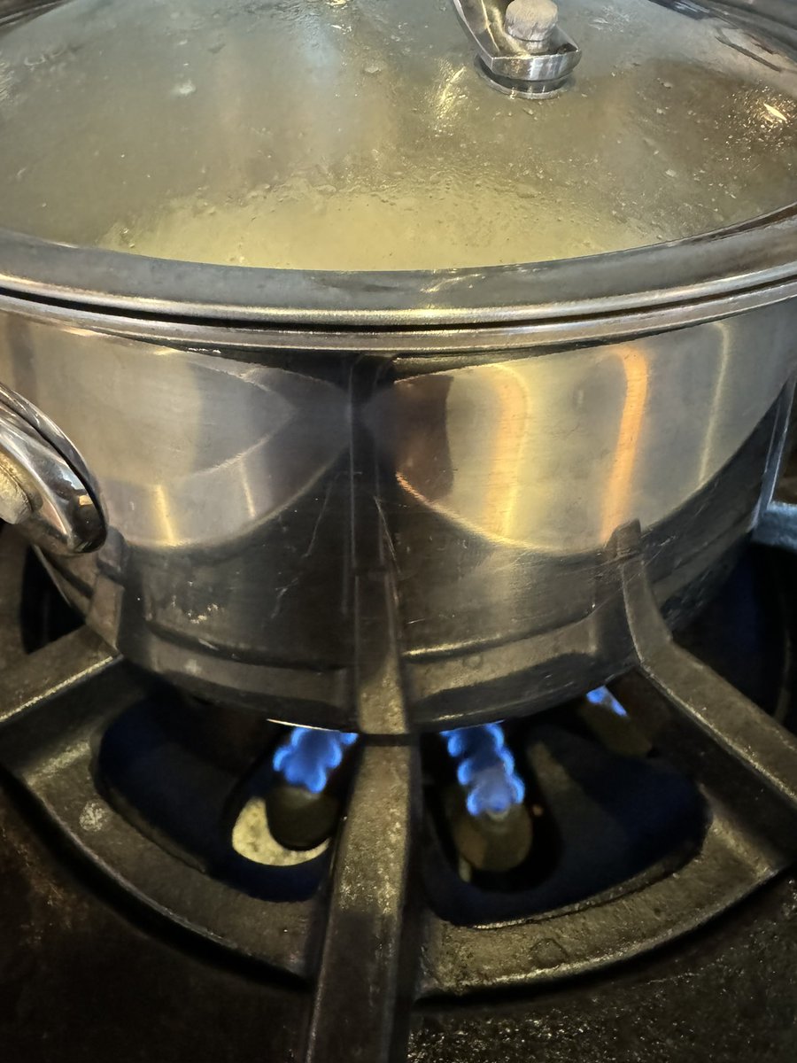 maiJersey007's tweet image. #HORI7ON_VINCI  i don’t have a rice cooker either . Gamitin ang hinlalato to measure the water. Old school si Tita Anchor 😆⚓️💕Btw sino  taga saing ninyo? 🤔 #HORI7ON  @HORI7ON_twt @HORI7ONofficial  #IamInvincible #ricecooker  @rnus_arirang