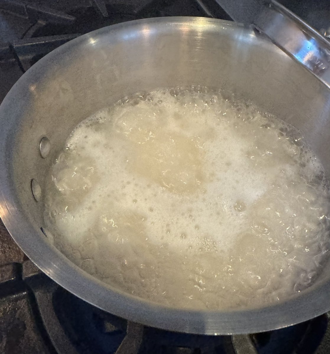 maiJersey007's tweet image. #HORI7ON_VINCI  i don’t have a rice cooker either . Gamitin ang hinlalato to measure the water. Old school si Tita Anchor 😆⚓️💕Btw sino  taga saing ninyo? 🤔 #HORI7ON  @HORI7ON_twt @HORI7ONofficial  #IamInvincible #ricecooker  @rnus_arirang