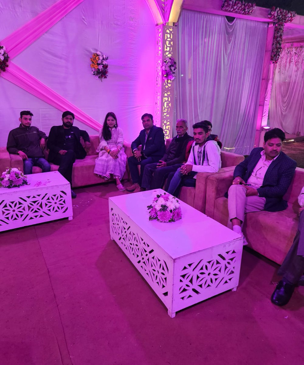 Upadeshchauhan3's tweet photo. एत्मादपुर विधानसभा में काच के बड़े समाजसेवी सोनेंद्र चौहान जी के लड़के की शादी समारोह में बडी बहन @Divyachauhanbjp जी के साथ रहना हुआ #upadeshbhaiya #trending #agra #allsolution #help #EtmadpurVidhansabha2027 #mla #Politics #bjp #etmadpur #Yuva #Netaji #Teamupadesh #Divyachauhan https://t.co/iwRY5DDlKQ