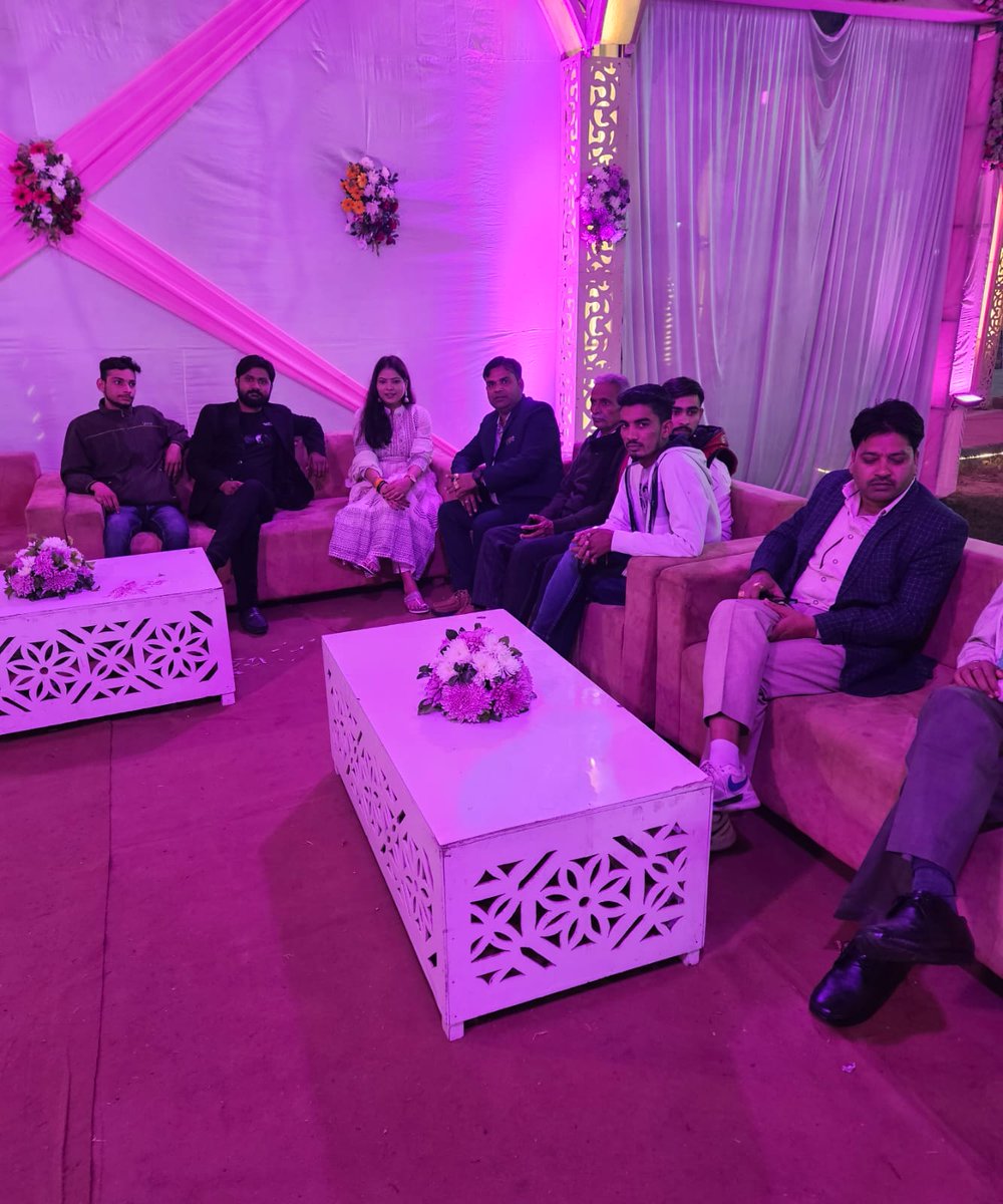 Upadeshchauhan3's tweet photo. एत्मादपुर विधानसभा में काच के बड़े समाजसेवी सोनेंद्र चौहान जी के लड़के की शादी समारोह में बडी बहन @Divyachauhanbjp जी के साथ रहना हुआ #upadeshbhaiya #trending #agra #allsolution #help #EtmadpurVidhansabha2027 #mla #Politics #bjp #etmadpur #Yuva #Netaji #Teamupadesh #Divyachauhan https://t.co/iwRY5DDlKQ