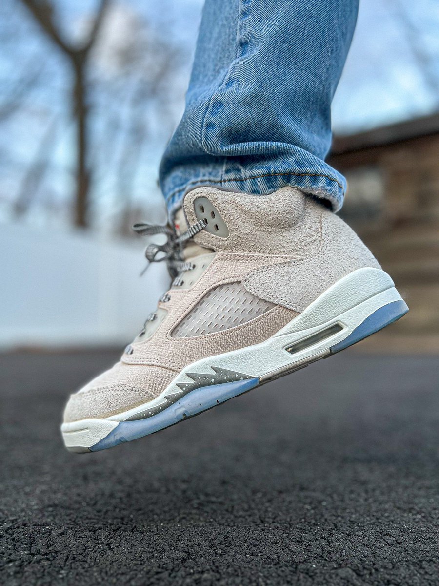brttniann's tweet image. #KOTD : Air Jordan 5 Retro SE ‘Craft’ 🧵

Watching everyone else get there AMA 5s and mine still haven’t even shipped out yet❗️😩

Anyone else still waiting 🤔

#atmoscollectorsclub #jordan5 #kicks #Nike #PhotographyIsArt #SNKRS #snkrsliveheatingup #yoursneakersaredope