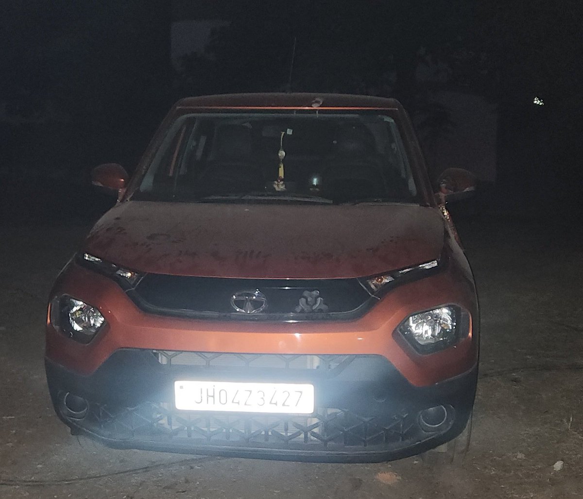 vb_Shandilya's tweet photo. @RNTata2000 @TataMotors @TataCompanies  पिछले 24 घंटे से हमारी गाड़ी खराब होकर सड़क किनारे खड़ी है  l कंपनी से लगातार 24 घंटे बात करने के बावजूद अभी तक कोई भी मदद नहीं मिल पाया l these people in tata jharkhand are ruining our trust रतन सर https://t.co/cAOpQh01Ie