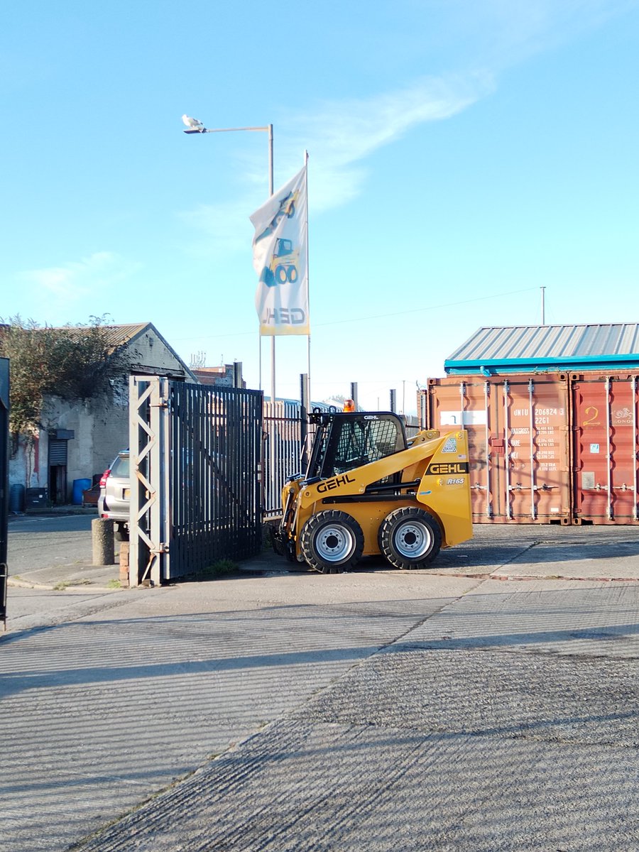 Lovely sunny day here at Huskisson despite the freezing temperatures! 🥶🌞 We hope you are having a great Wednesday! #huskisson #gehl #skidsteer