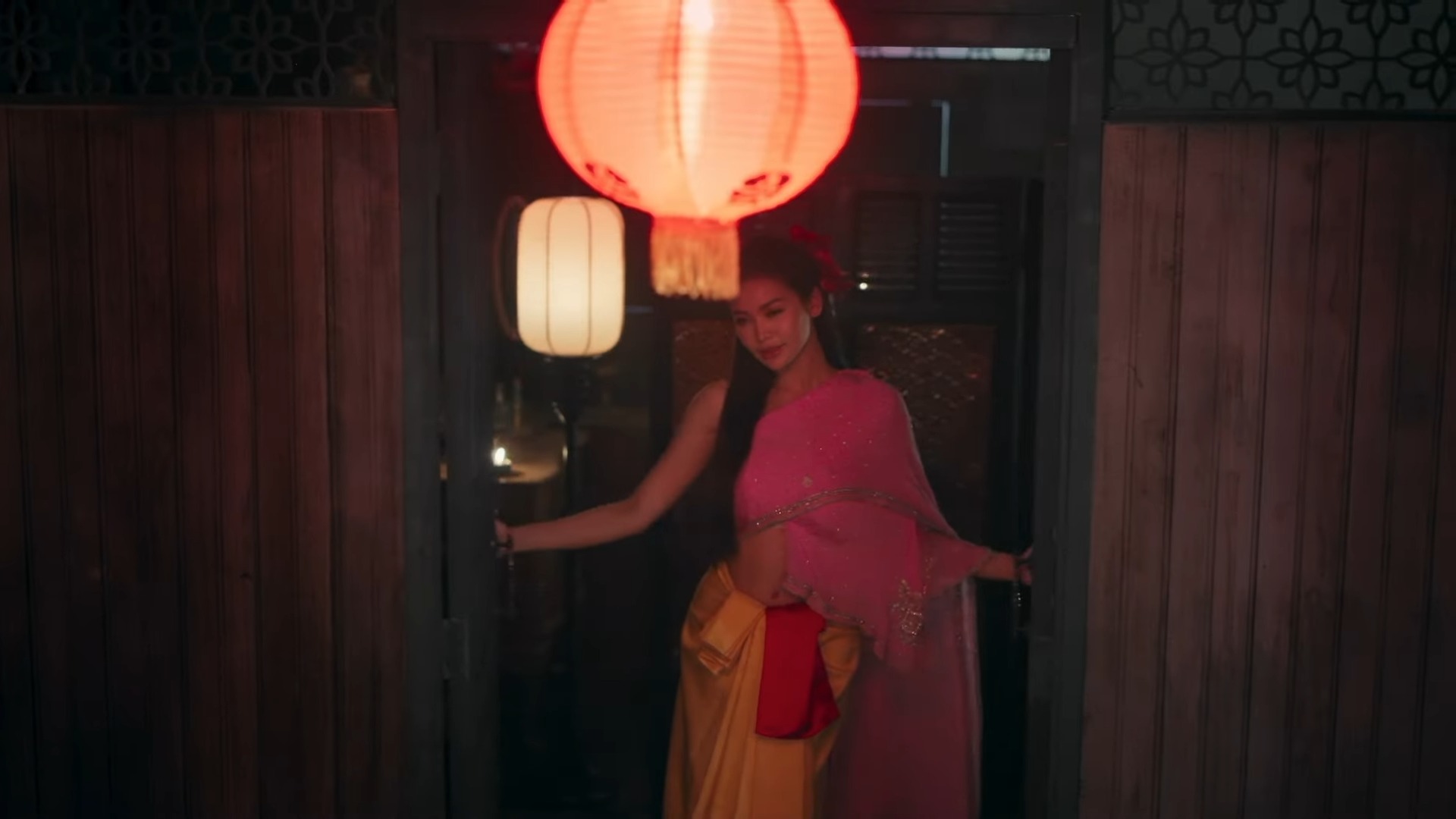 GENDERATION on X: oneD Original ละครเซ็ทใหม่ของ ช่องวัน31  เปิดตัวมาอย่างน่าตื่นเต้น เรียกเสียงฮือฮาได้มากมาย หนึ่งในนั้นคือ  บางกอกคณิกา ที่แฟนๆ ได้เห็นอิงฟ้า วราหะ ห่มสไบ  อยู่ในที่ที่คล้ายจะเป็นหอนางโลมหรือโรงโสเภณี กับ อ้อม พิยดา หลายๆ คนเดาว่า  นี่ ...