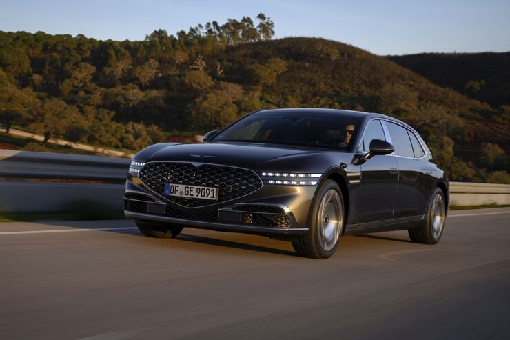 Der Genesis G90 stellt sich den etablierten Mitbewerbern wie Audi A8, BMW 7er und Mercedes S-Klasse. Doch passt das Genesis-Flaggschiffs auch auf europäische Straßen? dlvr.it/SzT3BB