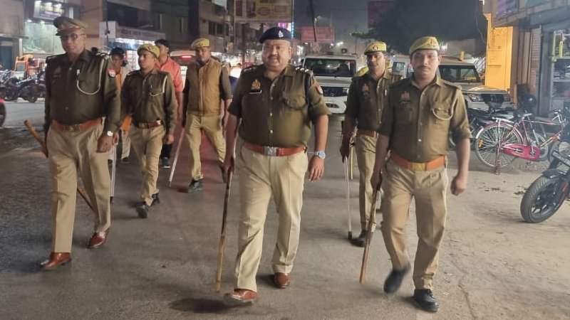 #Spdeoria के निर्देशन में क्षेत्राधिकारी नगर देवरिया के नेतृत्व में थाना कोतवाली पुलिस द्वारा सुरक्षा एवं कानून व्यवस्था को सुदृढ़ बनाये रखने हेतु प्रमुख चौराहों/कस्बों/बाजारों आदि प्रमुख स्थानों पर आमजन से संवाद स्थापित करते हुये पैदल गश्त/चेकिंग किया गया। #UPPolice