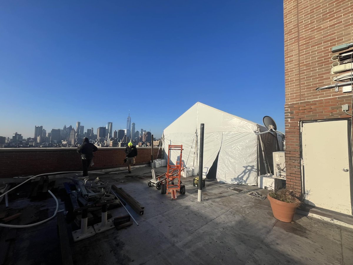 ❄️ ❄️ Winter-Schminter...
Our friends at TGIF Event Services aren't letting Old Man Winter stand in the way of providing structure solutions for rooftop construction projects! ❄️ ❄️ 

#winter #blockandroll #tents #tentrentals #construction #tentballast #structures #blockmover