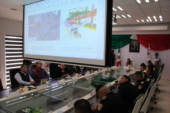 evelyn_parraA's tweet photo. 👮‍♀️Realizamos el 88° Gabinete de #SeguridadCiudadana para conocer de primera mano las acciones para brindar tranquilidad a las y los #carrancenses.  ¡Gracias a los esfuerzos conjuntos con las distintas autoridades hemos logrado bajar la incidencia delictiva!🚨🚔 #EscudoVC https://t.co/2Vn7hzcrZd